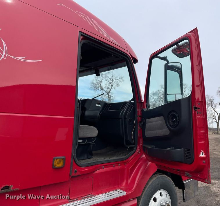 image for item MB9013 2003 Volvo VN  semi truck