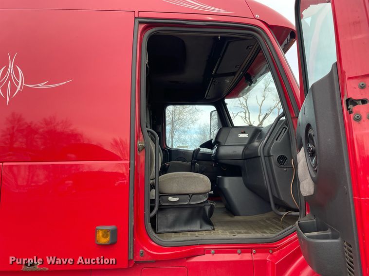 image for item MB9013 2003 Volvo VN  semi truck