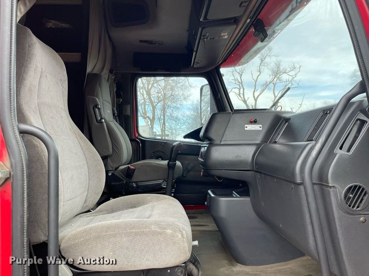 image for item MB9013 2003 Volvo VN  semi truck