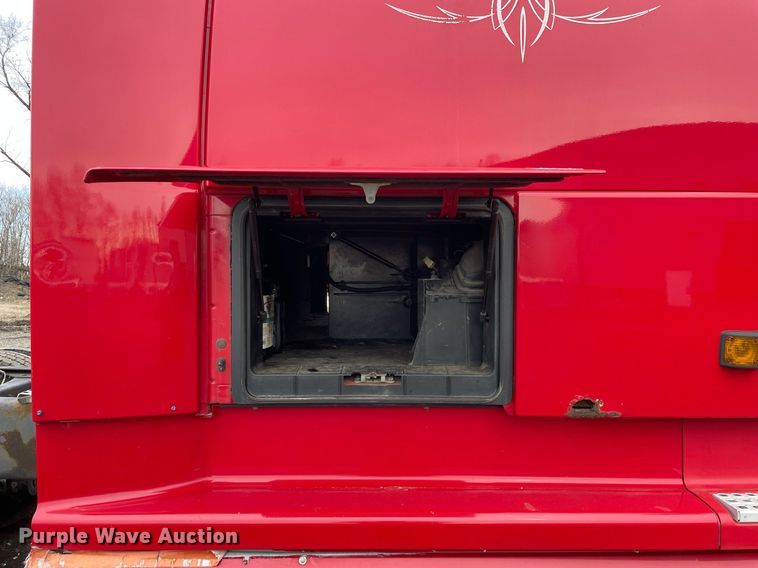 image for item MB9013 2003 Volvo VN  semi truck