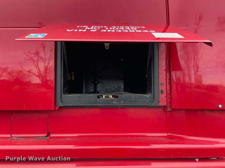 image for item MB9013 2003 Volvo VN  semi truck