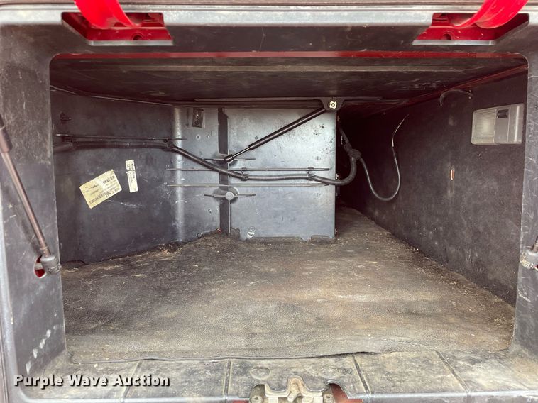 image for item MB9013 2003 Volvo VN  semi truck