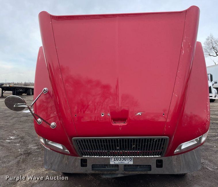 image for item MB9013 2003 Volvo VN  semi truck