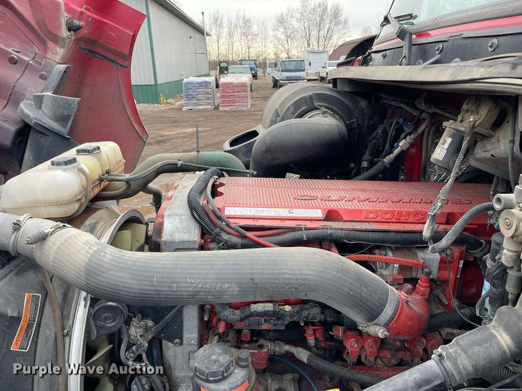 image for item MB9013 2003 Volvo VN  semi truck