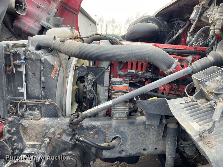 image for item MB9013 2003 Volvo VN  semi truck