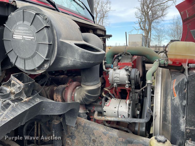 image for item MB9013 2003 Volvo VN  semi truck