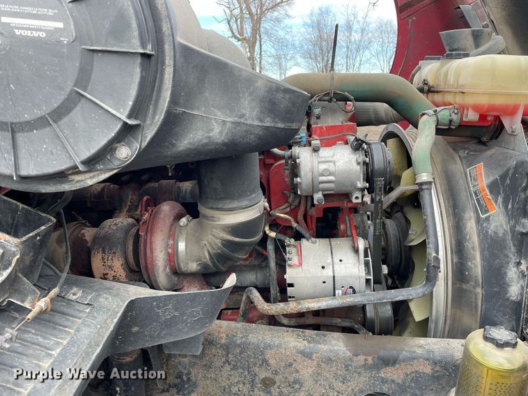 image for item MB9013 2003 Volvo VN  semi truck