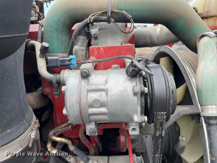 image for item MB9013 2003 Volvo VN  semi truck