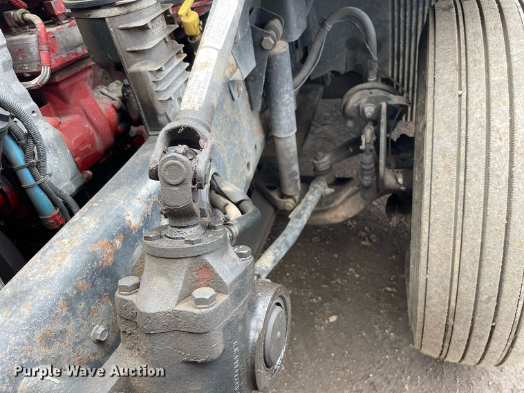 image for item MB9013 2003 Volvo VN  semi truck