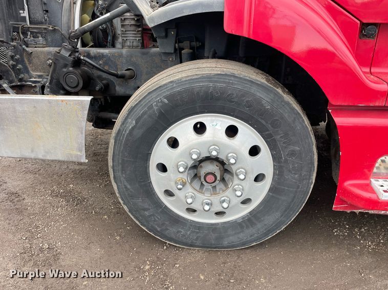 image for item MB9013 2003 Volvo VN  semi truck