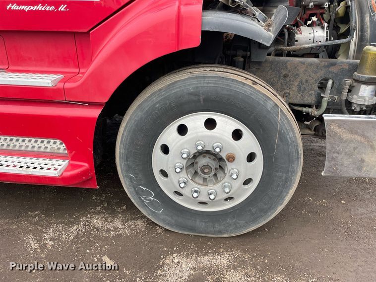 image for item MB9013 2003 Volvo VN  semi truck