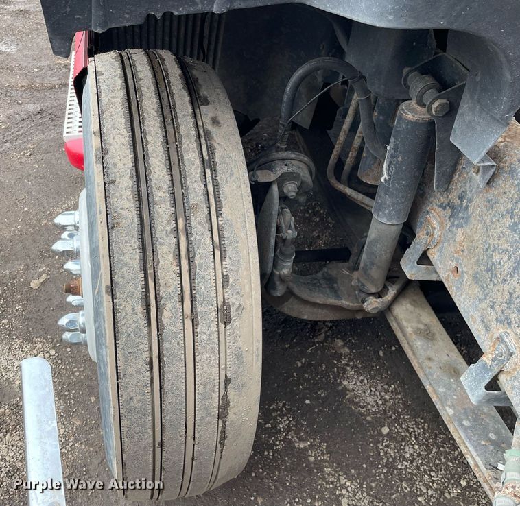 image for item MB9013 2003 Volvo VN  semi truck