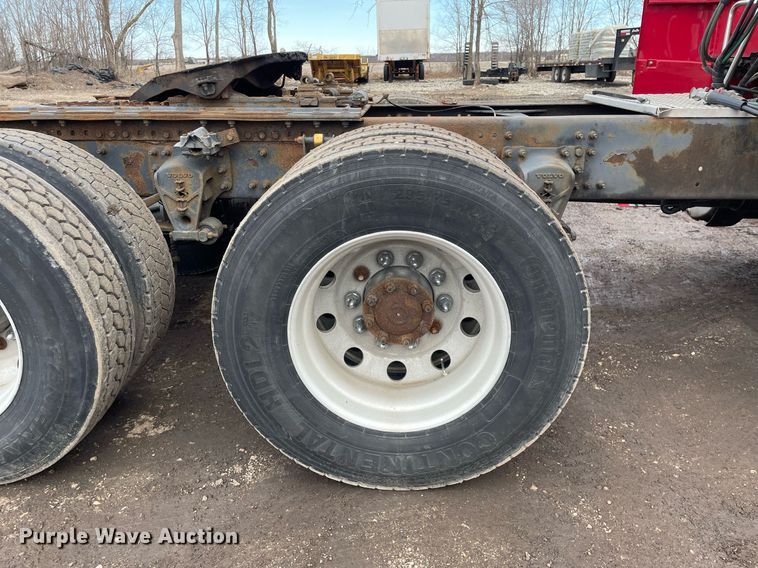 image for item MB9013 2003 Volvo VN  semi truck