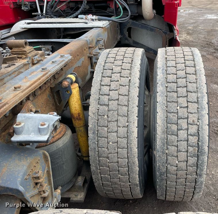 image for item MB9013 2003 Volvo VN  semi truck