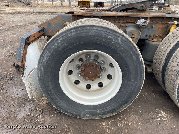 image for item MB9013 2003 Volvo VN  semi truck