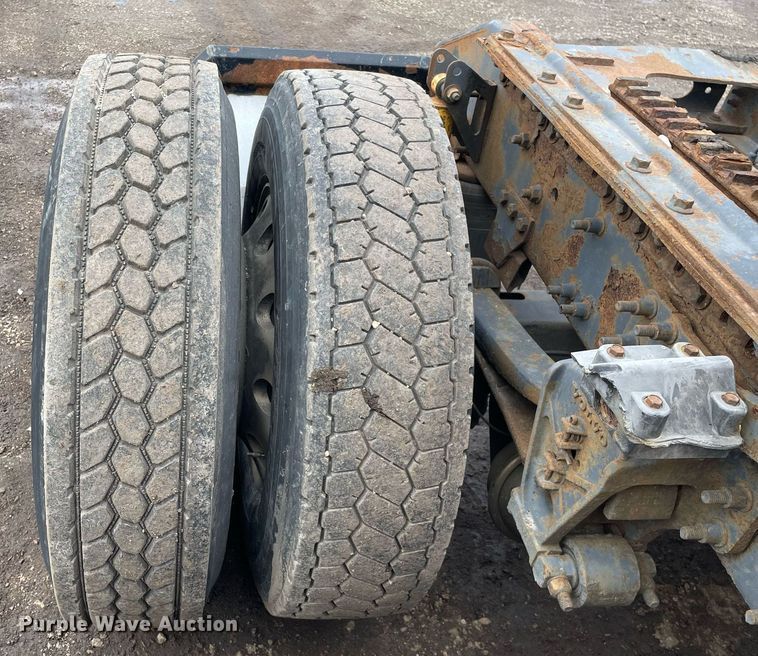 image for item MB9013 2003 Volvo VN  semi truck