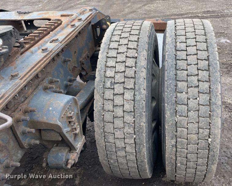 image for item MB9013 2003 Volvo VN  semi truck