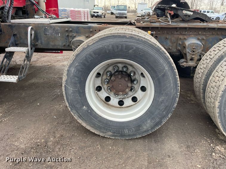 image for item MB9013 2003 Volvo VN  semi truck