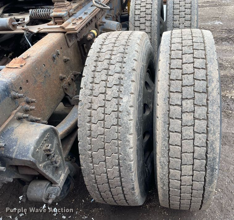 image for item MB9013 2003 Volvo VN  semi truck