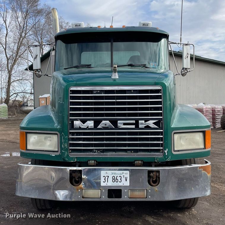 image for item MB9019 2000 Mack CH613  semi truck