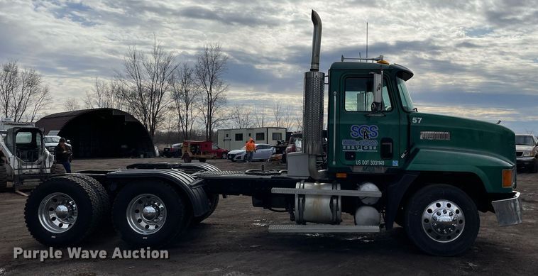 image for item MB9019 2000 Mack CH613  semi truck