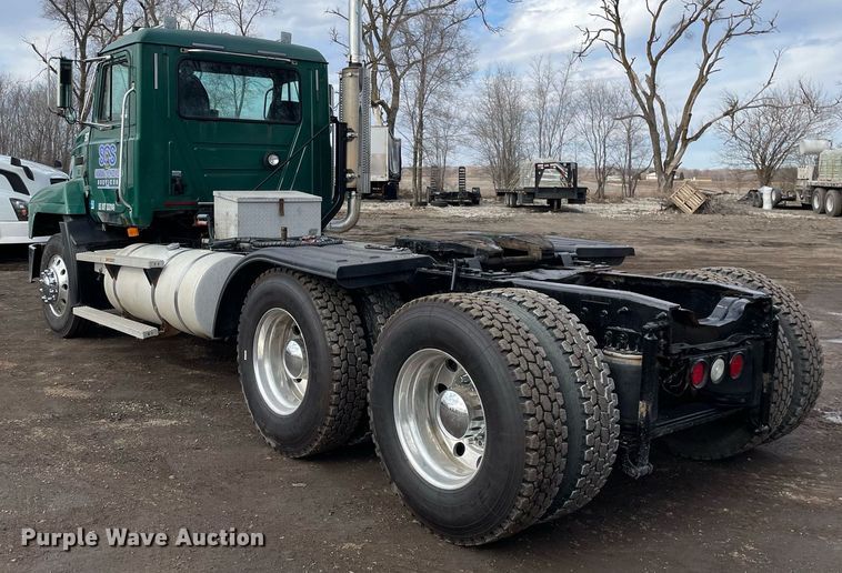 image for item MB9019 2000 Mack CH613  semi truck