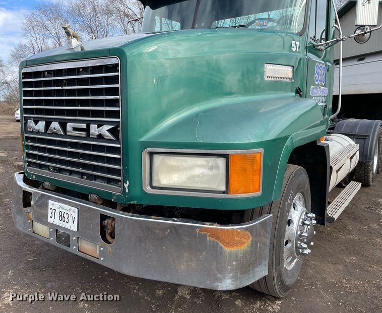 image for item MB9019 2000 Mack CH613  semi truck