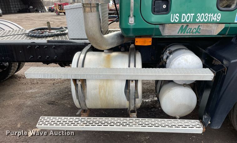 image for item MB9019 2000 Mack CH613  semi truck