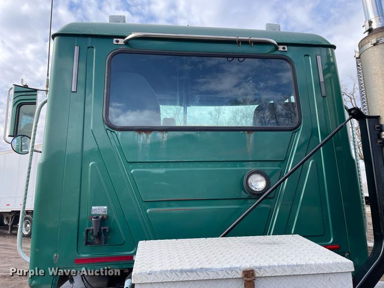 image for item MB9019 2000 Mack CH613  semi truck