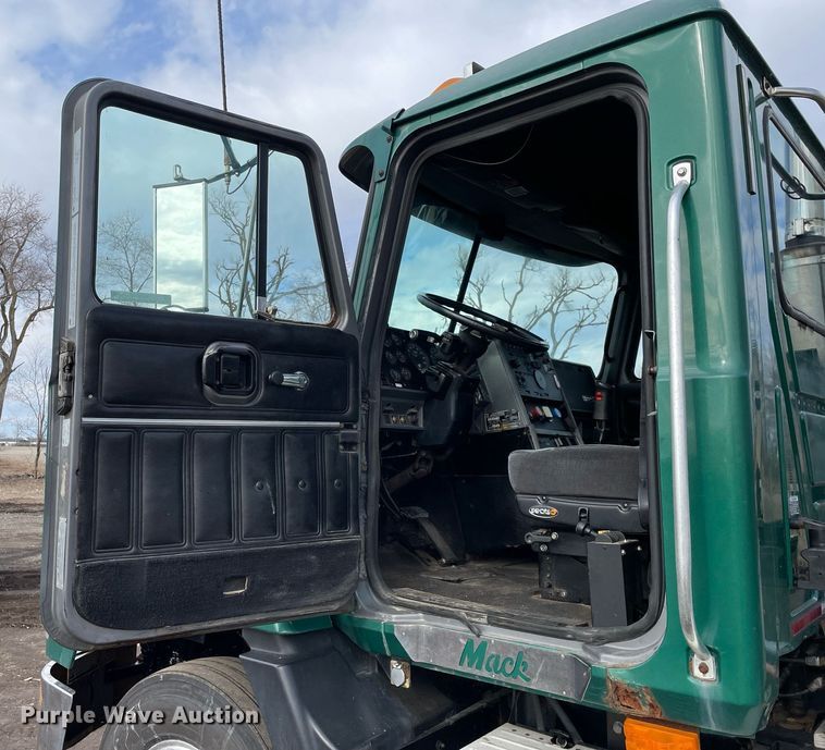 image for item MB9019 2000 Mack CH613  semi truck