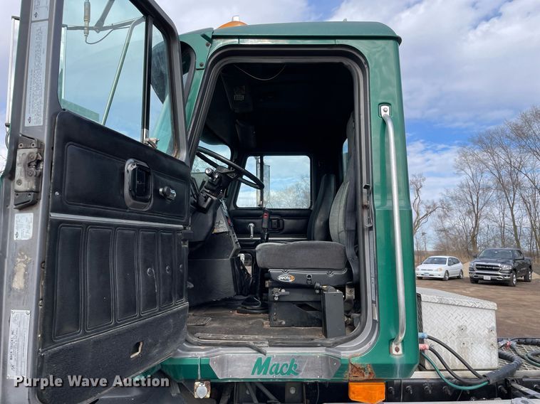 image for item MB9019 2000 Mack CH613  semi truck