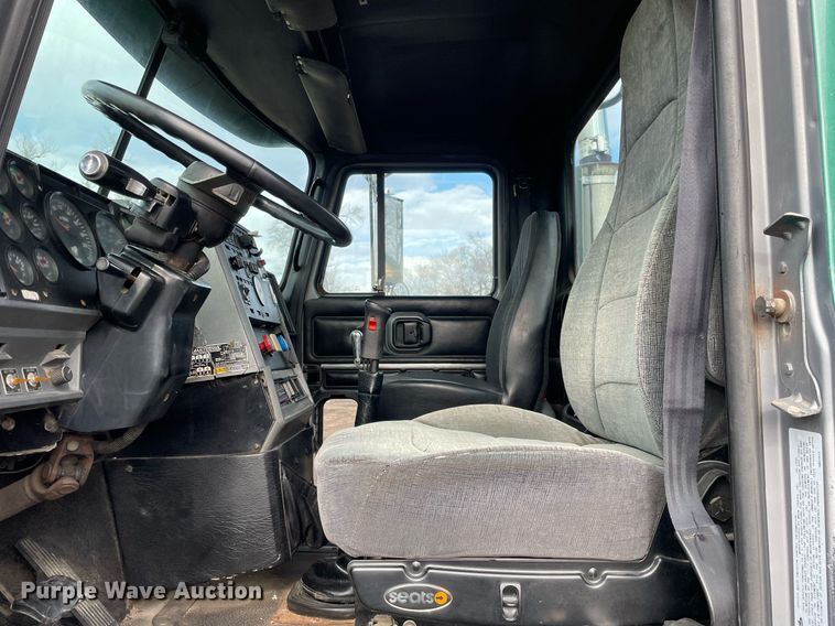 image for item MB9019 2000 Mack CH613  semi truck