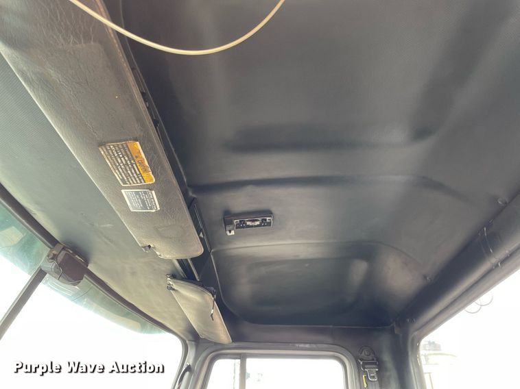 image for item MB9019 2000 Mack CH613  semi truck