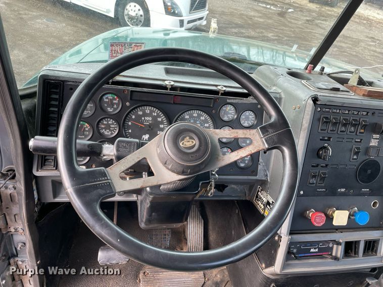 image for item MB9019 2000 Mack CH613  semi truck