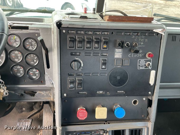 image for item MB9019 2000 Mack CH613  semi truck