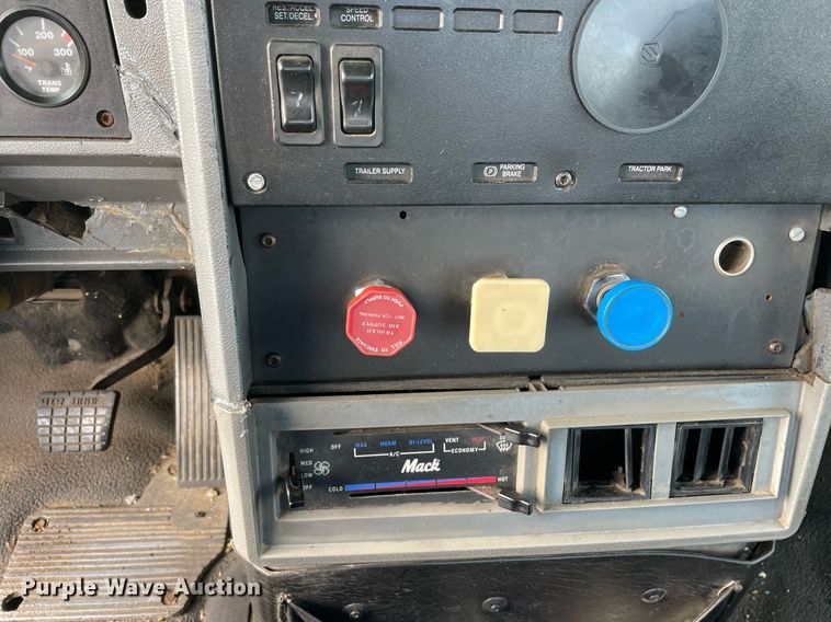 image for item MB9019 2000 Mack CH613  semi truck