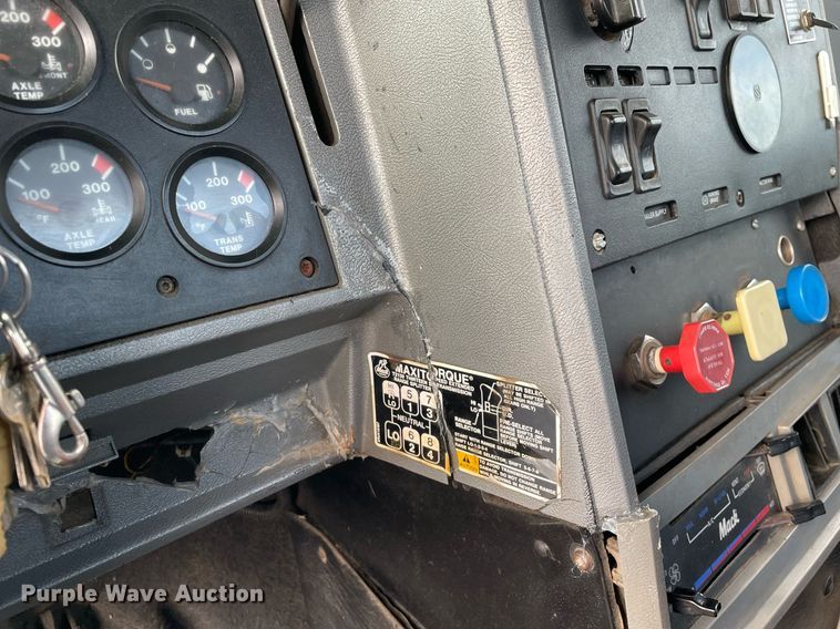 image for item MB9019 2000 Mack CH613  semi truck