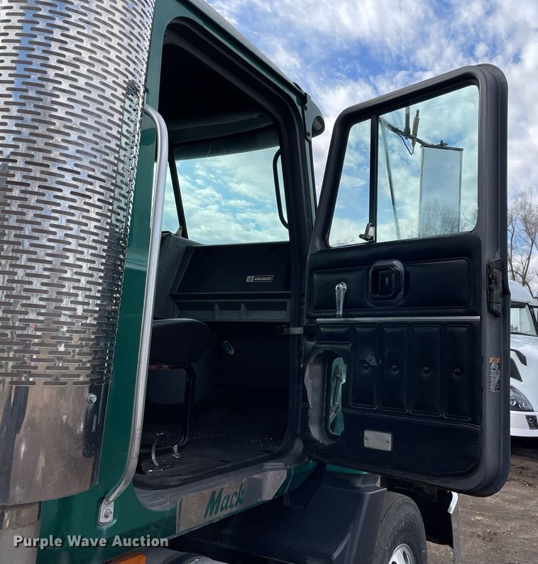 image for item MB9019 2000 Mack CH613  semi truck