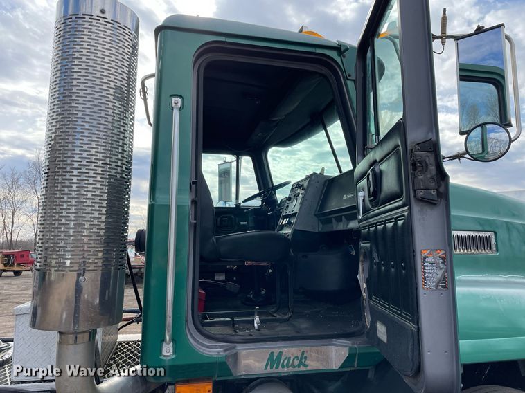 image for item MB9019 2000 Mack CH613  semi truck