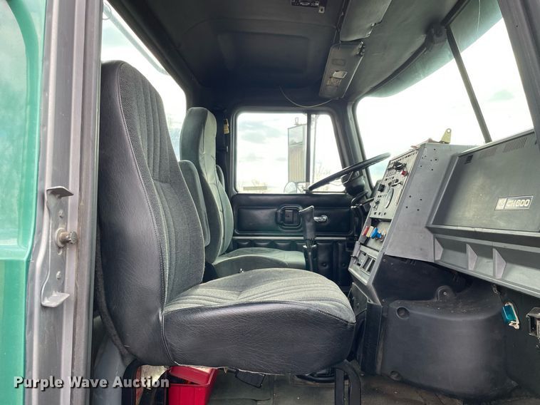 image for item MB9019 2000 Mack CH613  semi truck