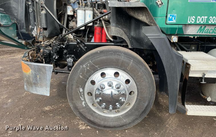 image for item MB9019 2000 Mack CH613  semi truck