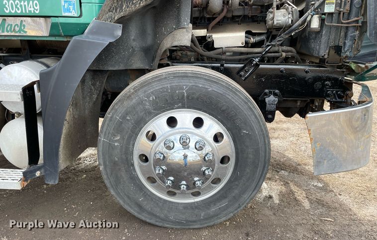 image for item MB9019 2000 Mack CH613  semi truck