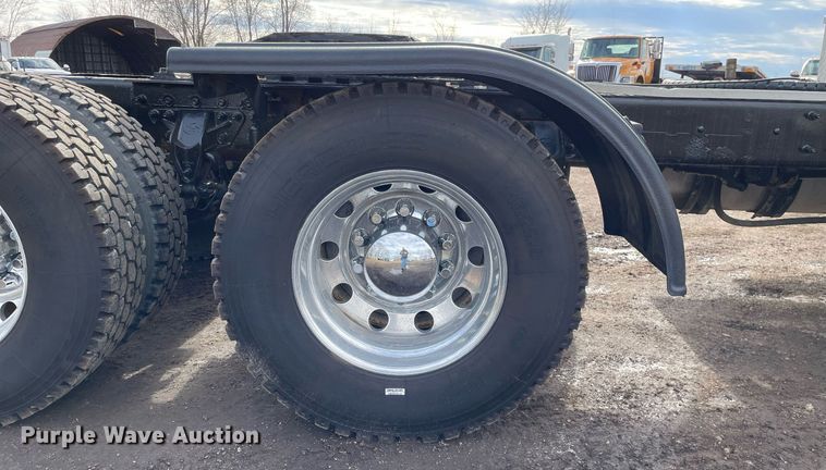 image for item MB9019 2000 Mack CH613  semi truck