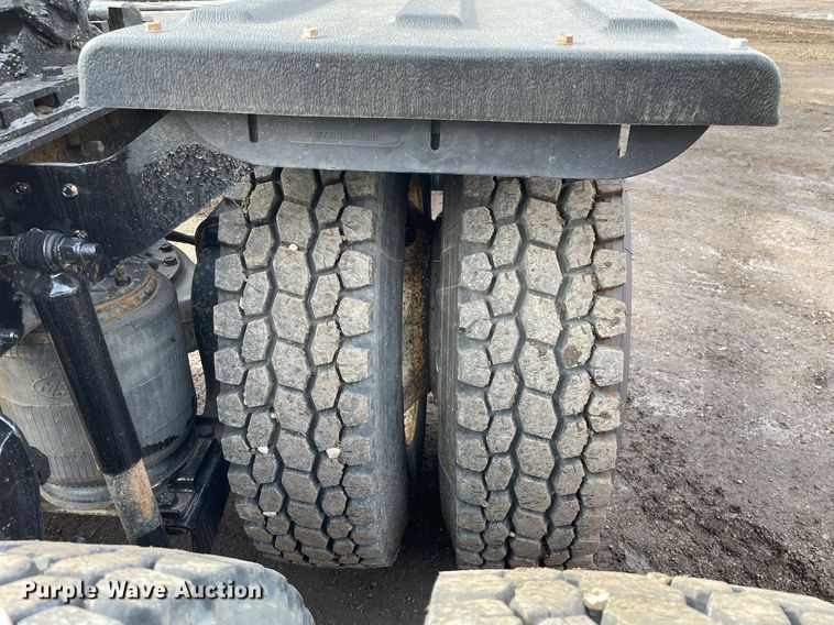 image for item MB9019 2000 Mack CH613  semi truck