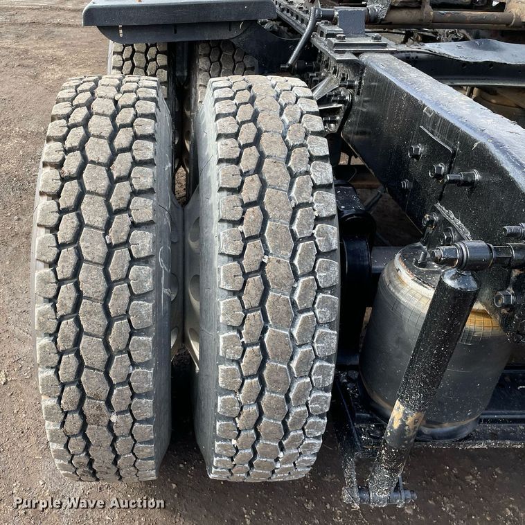 image for item MB9019 2000 Mack CH613  semi truck