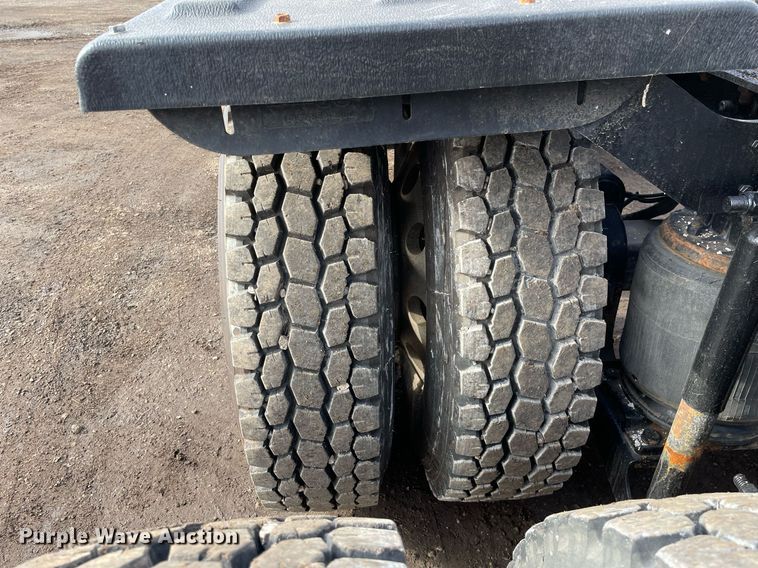 image for item MB9019 2000 Mack CH613  semi truck