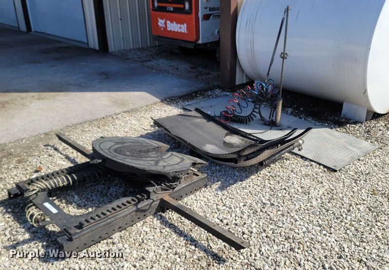 image for item MB9865 Fifth wheel hitch assembly