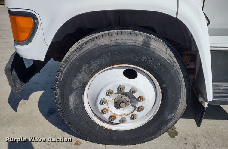 image for item MD9444 1998 Ford F700  dump flatbed truck