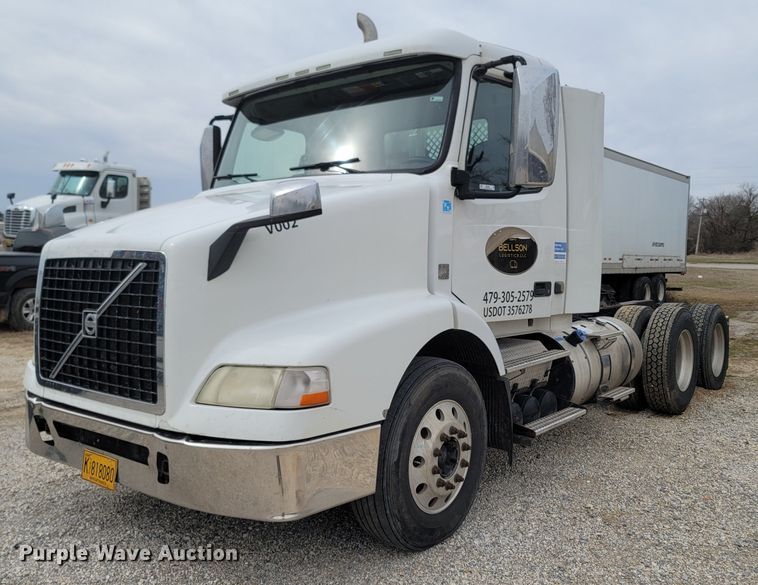 image for item ME9052 2012 Volvo VN  semi truck