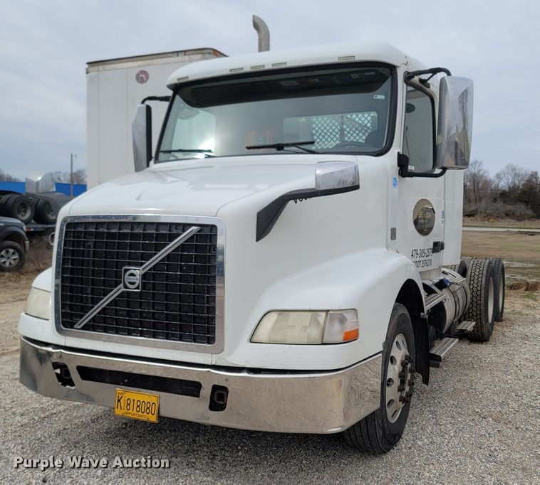 image for item ME9052 2012 Volvo VN  semi truck